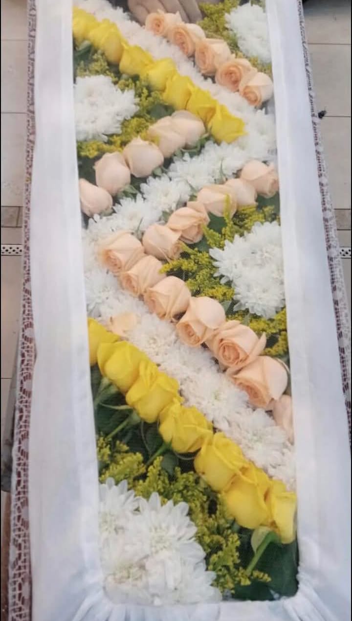 Flores sobre caixão